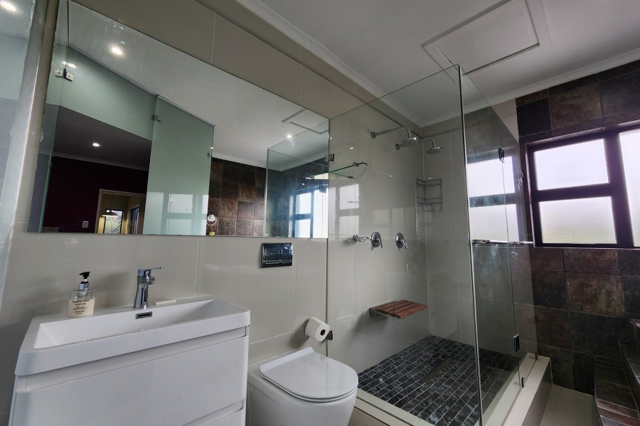 8 Bedroom Property for Sale in Wavecrest Eastern Cape